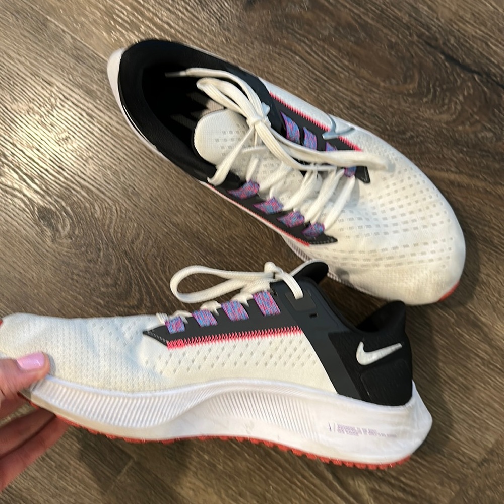 Nike Pegasus 38 Running and Training sneaker. Great condition!